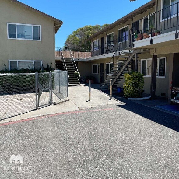 Building Photo - 870 Burbank Dr