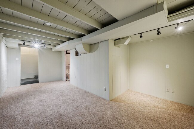 Building Photo - Sanders Beach home 3 bed 2 bath with secon...