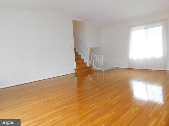 Building Photo - 6421 Earlham Dr