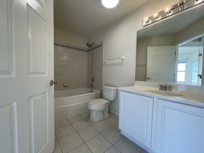 Building Photo - 4702 N Lamon Ave