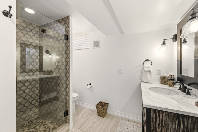 Building Photo - Beautiful 4 Bedroom/3 Bathroom Home in University Hills Area!