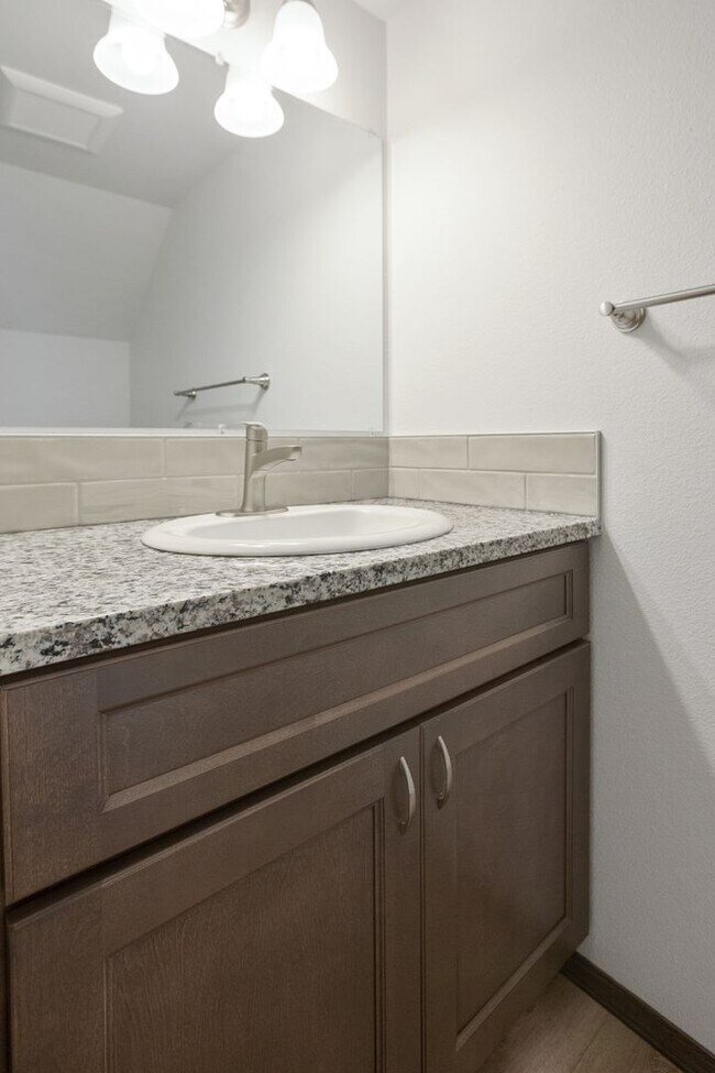 Building Photo - 3 bedroom 2.5 bathroom End Unit Modern Tow...