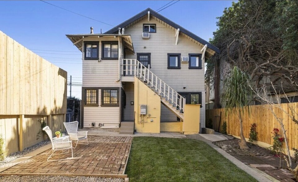 Building Photo - 211 1/2 S Burlington Ave