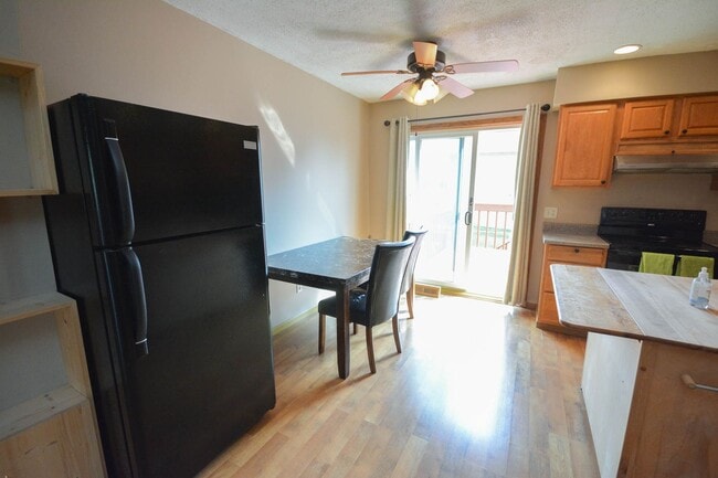 Building Photo - 3 levels of townhouse living in great NW l...