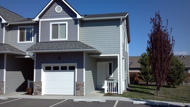 Building Photo - Centrally Located Townhouse w/ Single Car Garage!