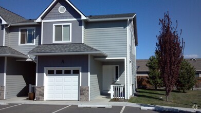 Building Photo - Centrally Located Townhouse w/ Single Car ...