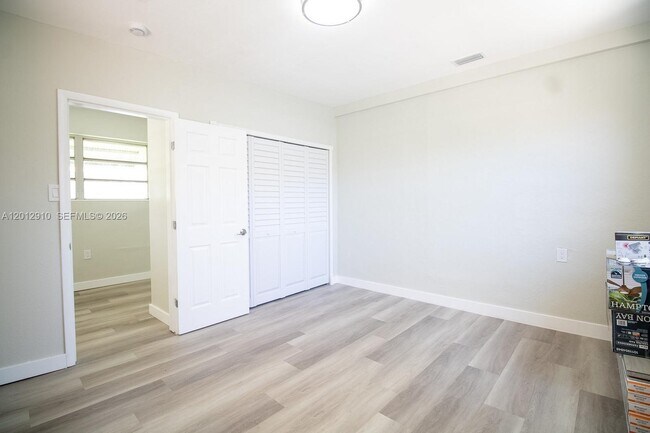 Building Photo - 5860 SW 9th St