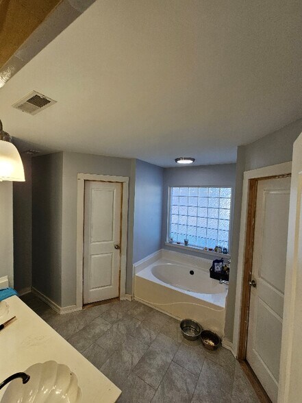 Building Photo - 2104 Razorback Ln