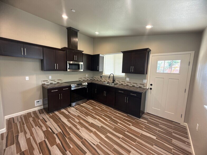Kitchen - 16831 Hill Dr