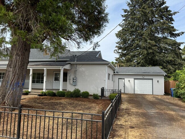 Building Photo - Updated 3 bedroom 2 bathroom duplex in his...