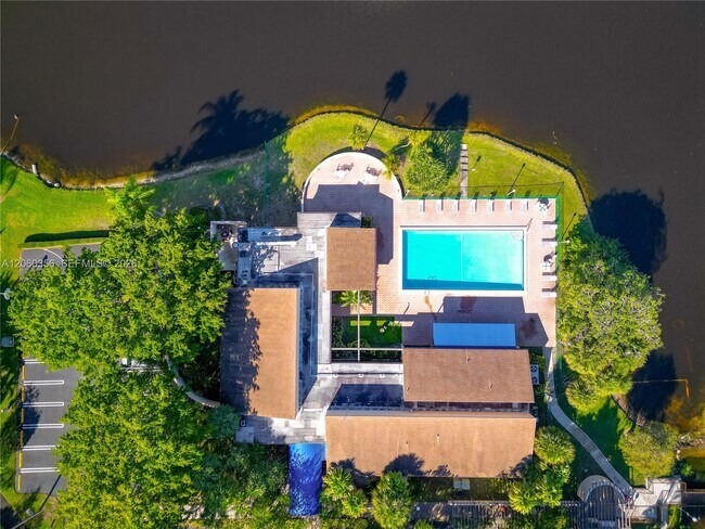 Building Photo - 2302 S Cypress Bend Dr