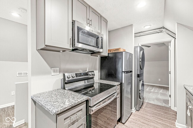 Building Photo - 2345 N Kenwood Ave