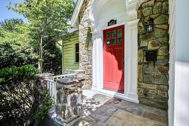 Building Photo - Gorgeous 5 BED + 3.5 Ba in Main House, 1 + 1 in BSMT, 1 + 1 above garage  in the Heart of Downtow...