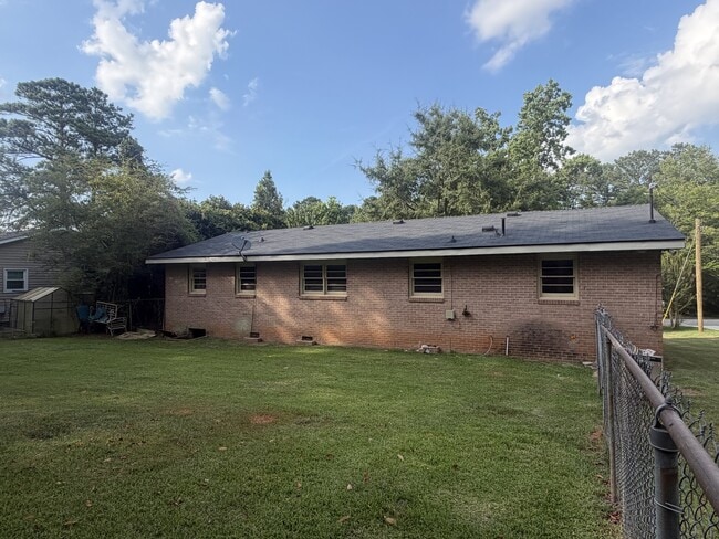 Building Photo - 120 Pinewood Dr