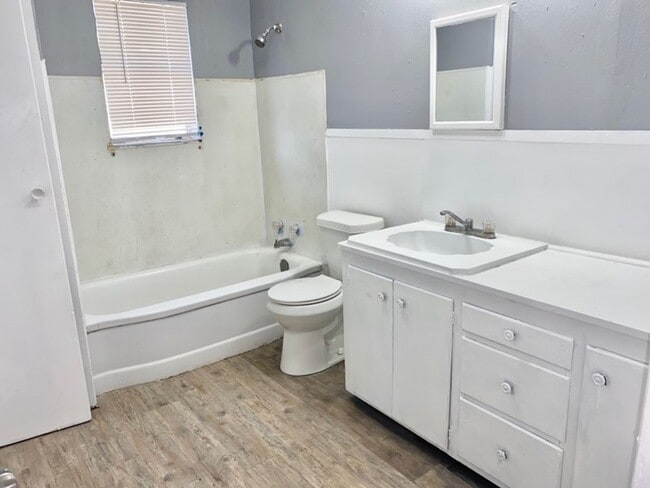 Building Photo - Handyman Special $0 First Month's Rent / “You fix, you SAVE BIG!!” Contact Mayshell for details: ...
