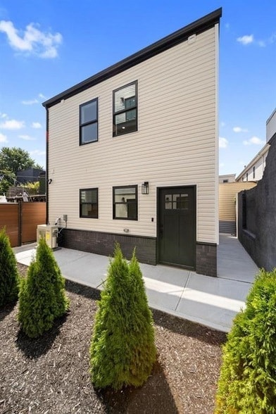 Building Photo - 27 Graham St