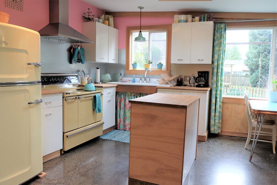 Building Photo - 10733 Phinney Ave N