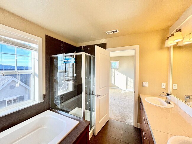 Building Photo - Stunning Issaquah Highlands View Home | 4 Bed + 3.5 Bath | Mountain Views & Prime Location