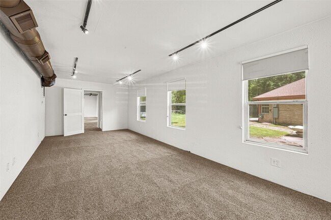 Building Photo - 705 Holly Springs Ct