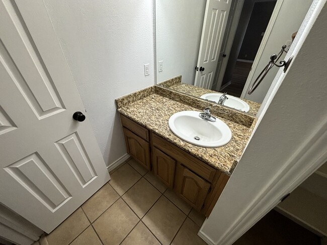 Building Photo - 1 bed 1 bath at Sagewood Condominiums