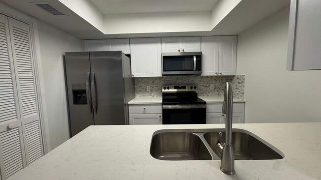 Building Photo - Beautifully Renovated 3-Bed, 2-Bath Townhome