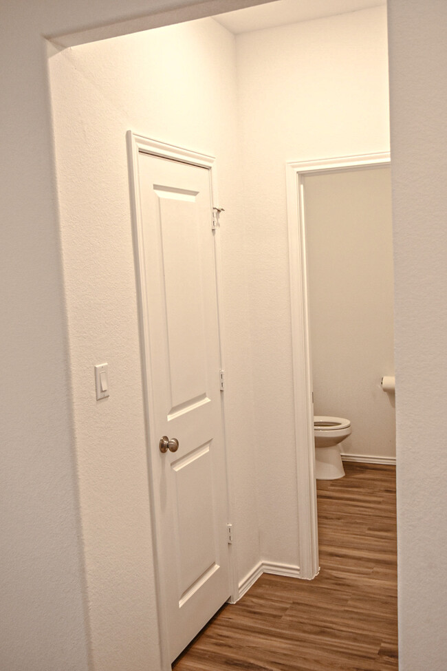 Powder Room/ 1/2 bath - 1145 Toyah Dr