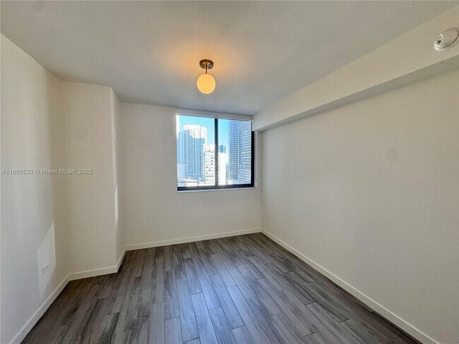 Building Photo - 999 SW 1st Ave