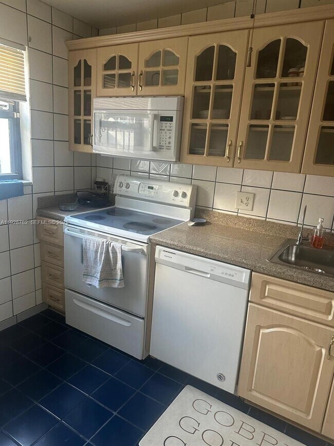 Building Photo - 8000 SW 152nd Ave