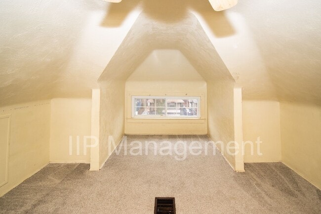 Building Photo - VOUCHERS ACCEPTED! LARGE 4 BEDROOM/2 BATHR...
