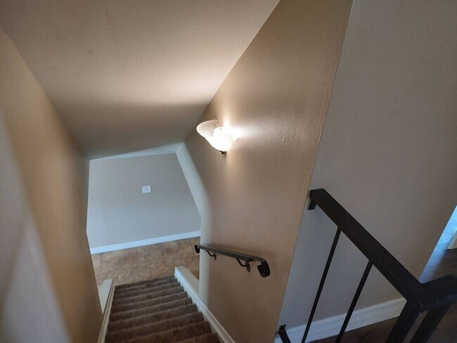 Building Photo - 3 Bedroom - 2  Bedroom - 1656 Sq. Ft - Cas...