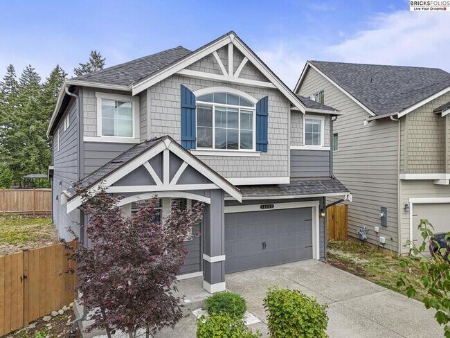 Building Photo - Puyallup Gem: Comfort and Style Combined!