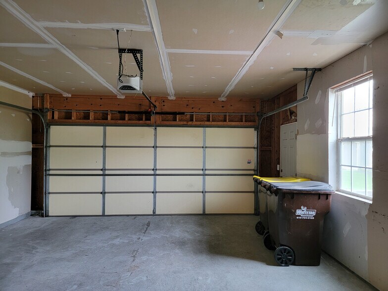 Building Photo - 27 Beech Ct