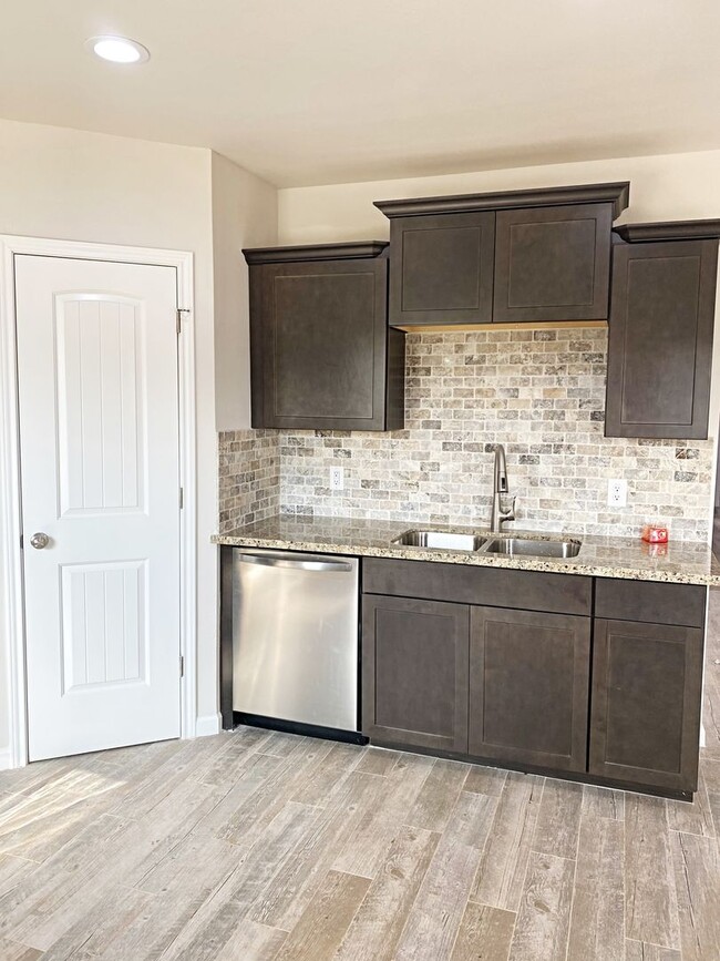 Building Photo - 380 Bower Rd