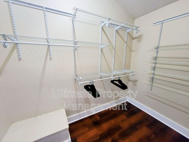 Building Photo - 207 St Luke Ct