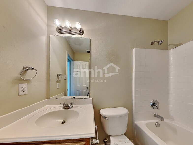 Building Photo - 5517 Parkview Hills Ln