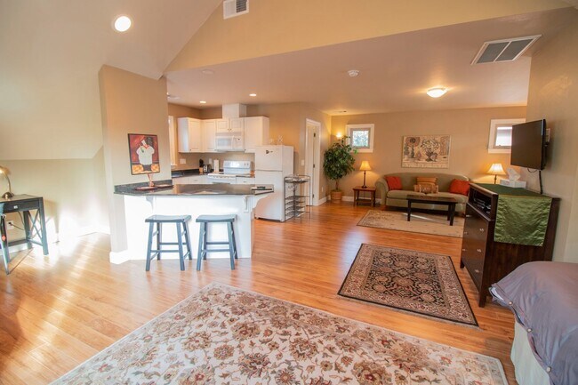Building Photo - Craftsman Cottage: Furnished Jacksonville ...