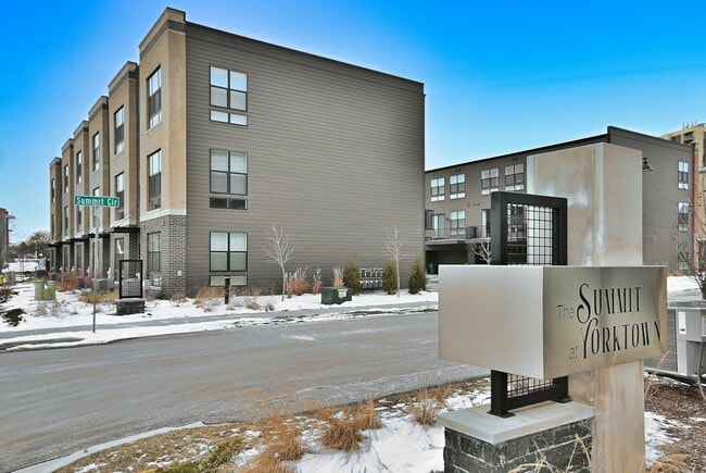 Building Photo - 332 Summit Cir