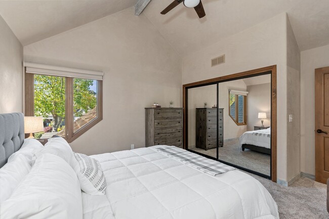 Building Photo - Gorgeous Furnished 2-Bed, 2-Bath Townhouse...