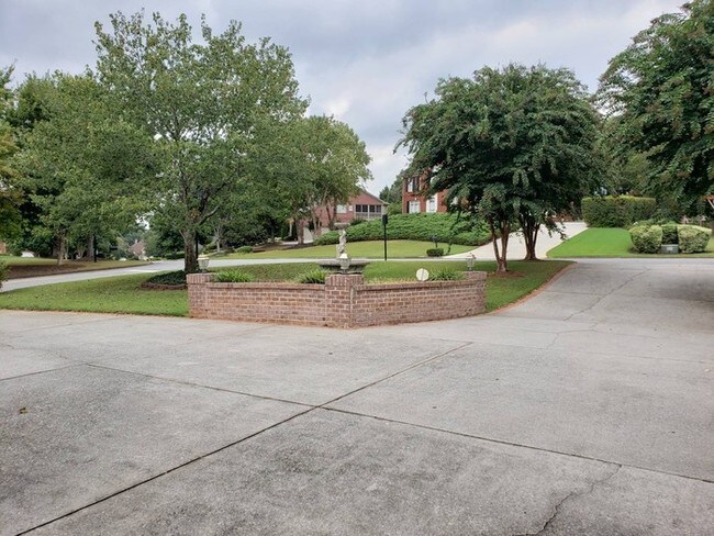 Building Photo - Johns Creek Beauty