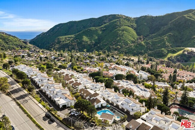 Building Photo - 1722 Palisades Dr