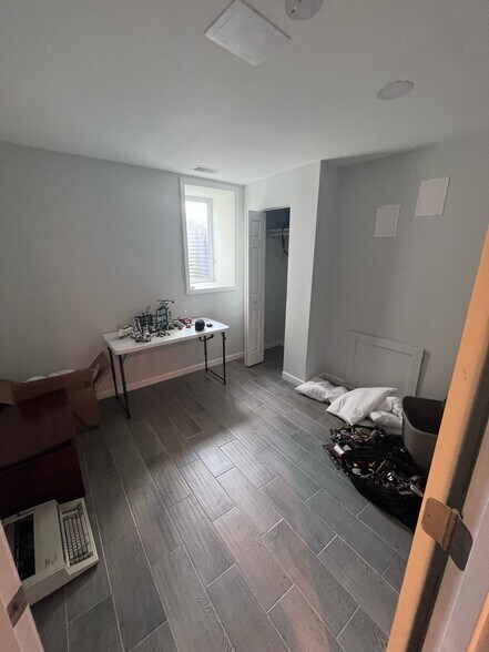 Building Photo - 522 Newton Ave N