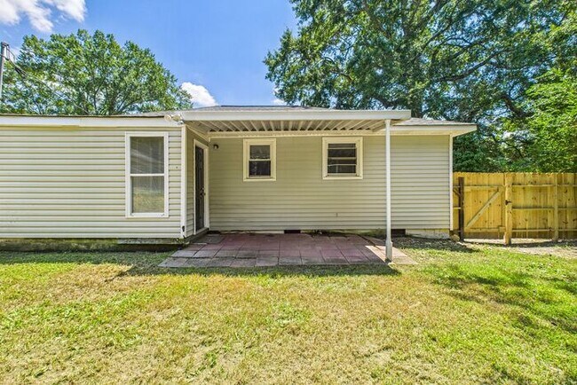 Building Photo - Updated home with New Kitchen, Hardwood Fl...