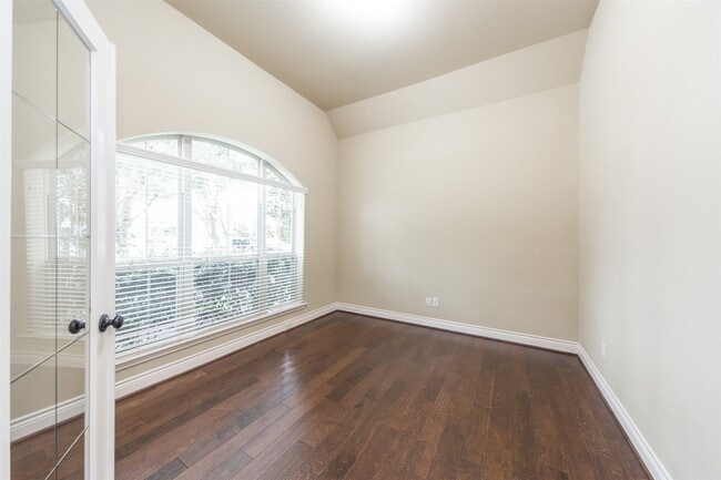 Building Photo - 27106 Cross Pointe Ct