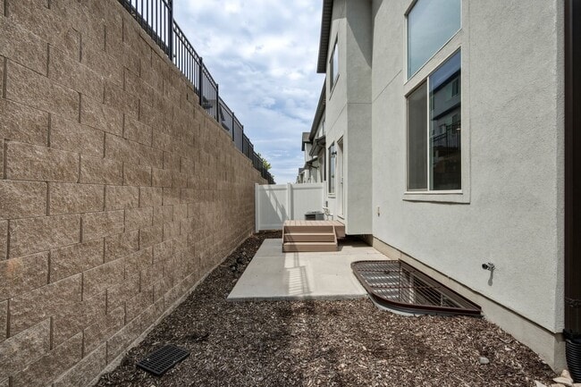 Building Photo - Great 3 Bed 3.5 Bath Townhome in Bluffdale!!