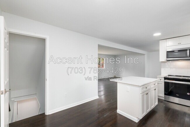 Building Photo - 8613 Kenilworth Dr