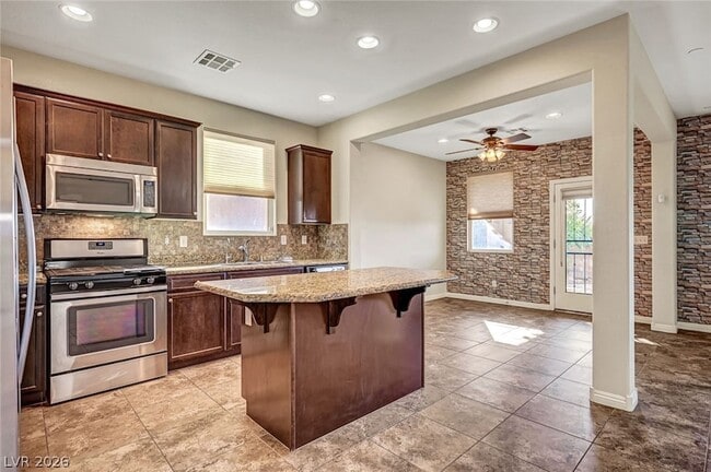 Building Photo - 985 Pebble Lake St