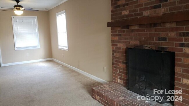 Building Photo - 21640 Colina Dr