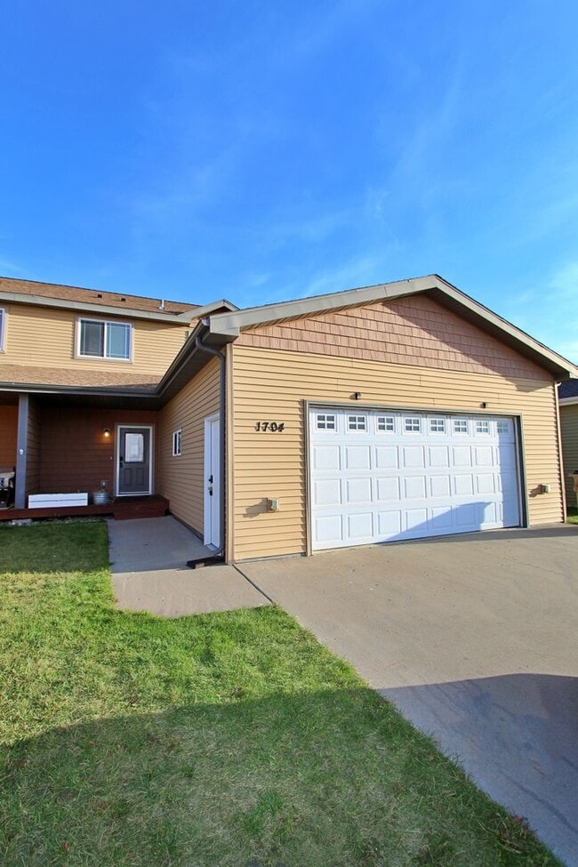 Building Photo - 3 Bedroom Townhome