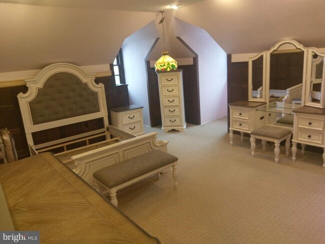 Building Photo - 605 Bank Ave