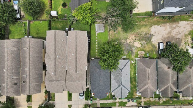 Building Photo - 4415 Hershe St